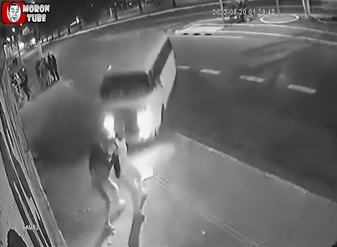 Video :A young pregnant woman was tragically plowed down by a truck in S&atilde;o Paulo (Warning - disturbing)